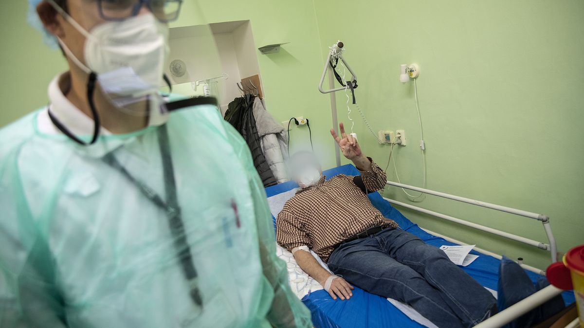 Až v Česku převládne omikron, přestane se léčit protilátkami. Nezabírají
